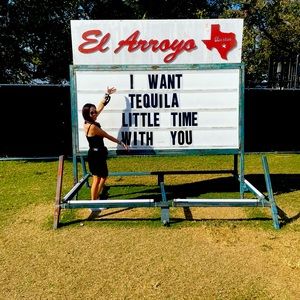 Meet your Posher, Moni